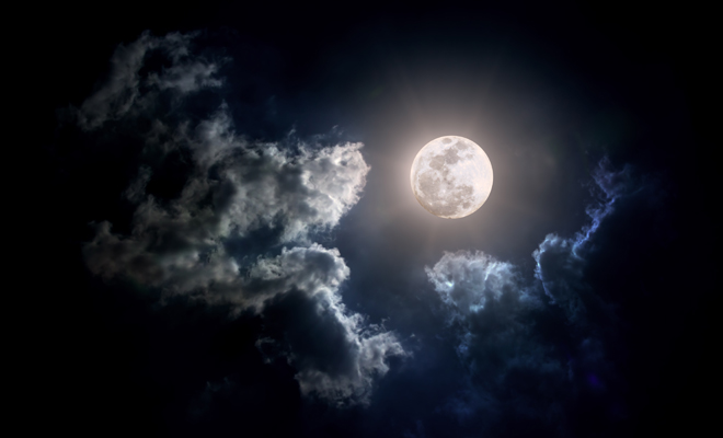 Dreaming of the moon (ALL its meanings): use your magic